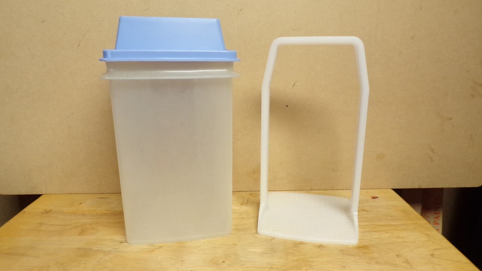 Tupperware 2 Qt. Pickle Keeper Pic-A-Deli Blue Snap Lid 1562-3 1560-3 1561-6 J