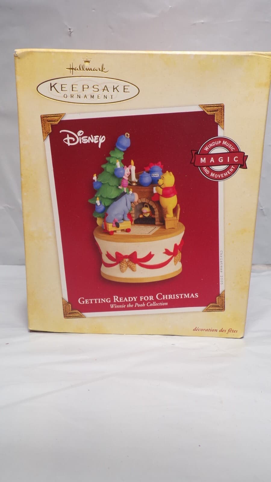 Hallmark Winnie the Pooh Ornament Getting Ready for Christmas Disney 2005 (N68M)