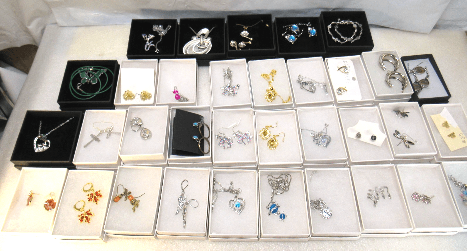34 Pc New Fashion Jewerly Lot Necklaces Earrings Gift Boxes (Y14M)