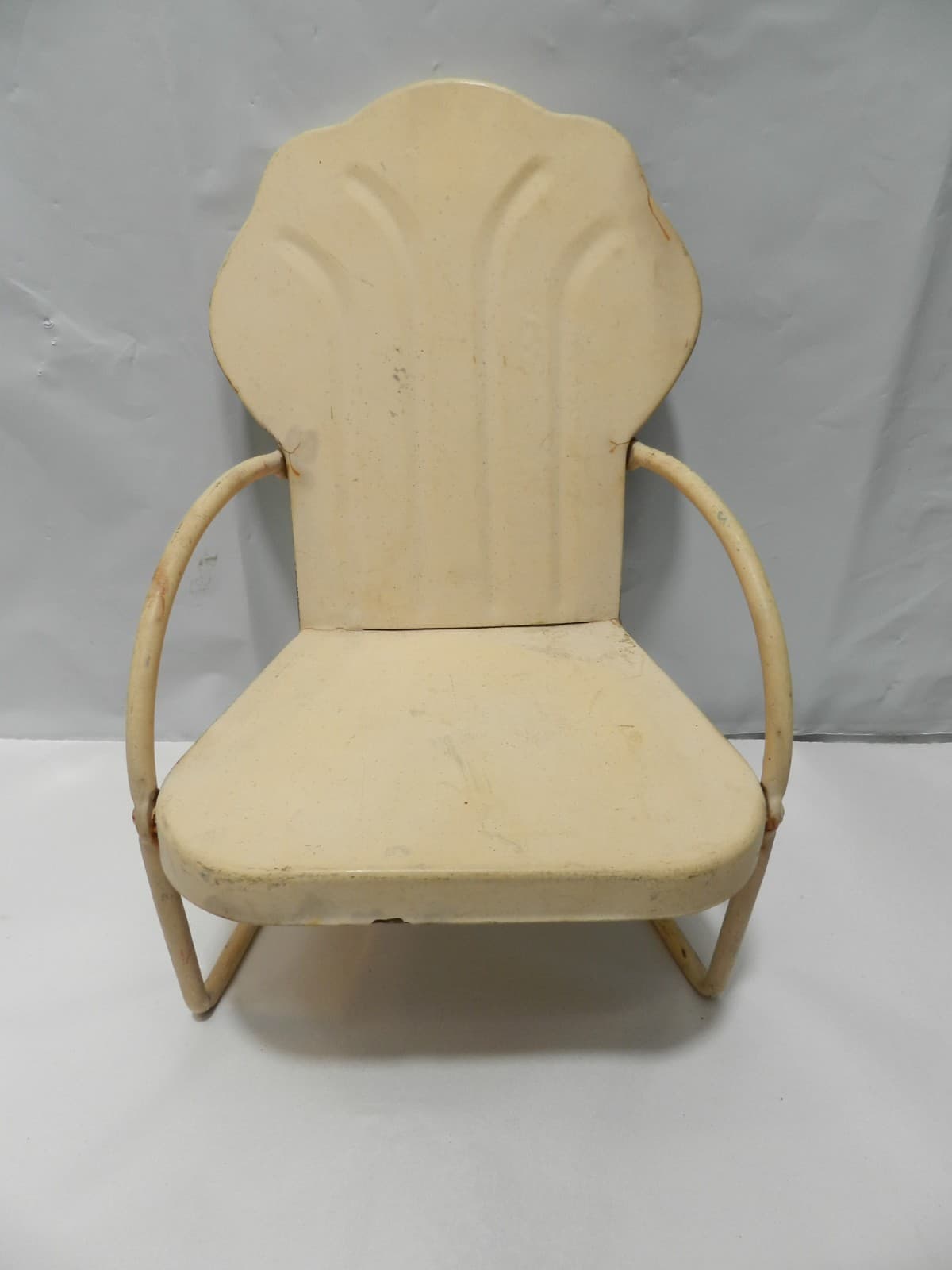 VINTAGE DOLL METAL LAWN CHAIR SCALLOPED BACK Outdoor Retro 9" Z74S