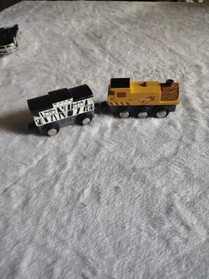Vintage Geoffrey inc Wooden Train Cars 2003 Yellow Engine, White Box Car