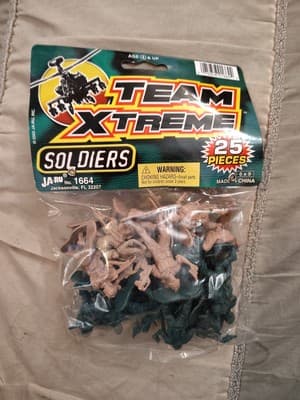 Team Xtreme Soliders Plastic Army Men 25 Pieces RARE TOY Green & Tan Ja-Ru 2002