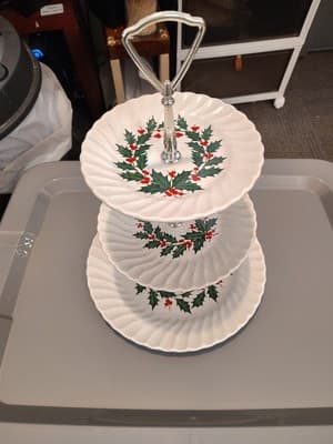 CHRISTMAS PLATE 3 TIERS OF 10, 7AND 6 INCH PLATES IN A HOLLY PATTERN BEAUTIFUL