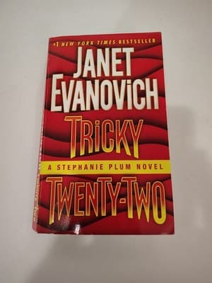 Tricky Twenty-Two: A Stephanie Plum Nove- 0345542975, Janet Evanovich, paperback