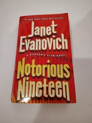 Notorious Nineteen: A Stephanie Plum Novel - paperback, Evanovich, 0345527763