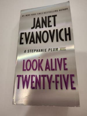 Look Alive Twenty-Five: A Stephanie Plum Novel - Paperback - VERY GOOD