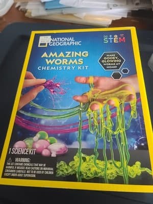 National Geographic STEM Amazing Worms Chemistry Kit, Make Gooey Glowing Worms
