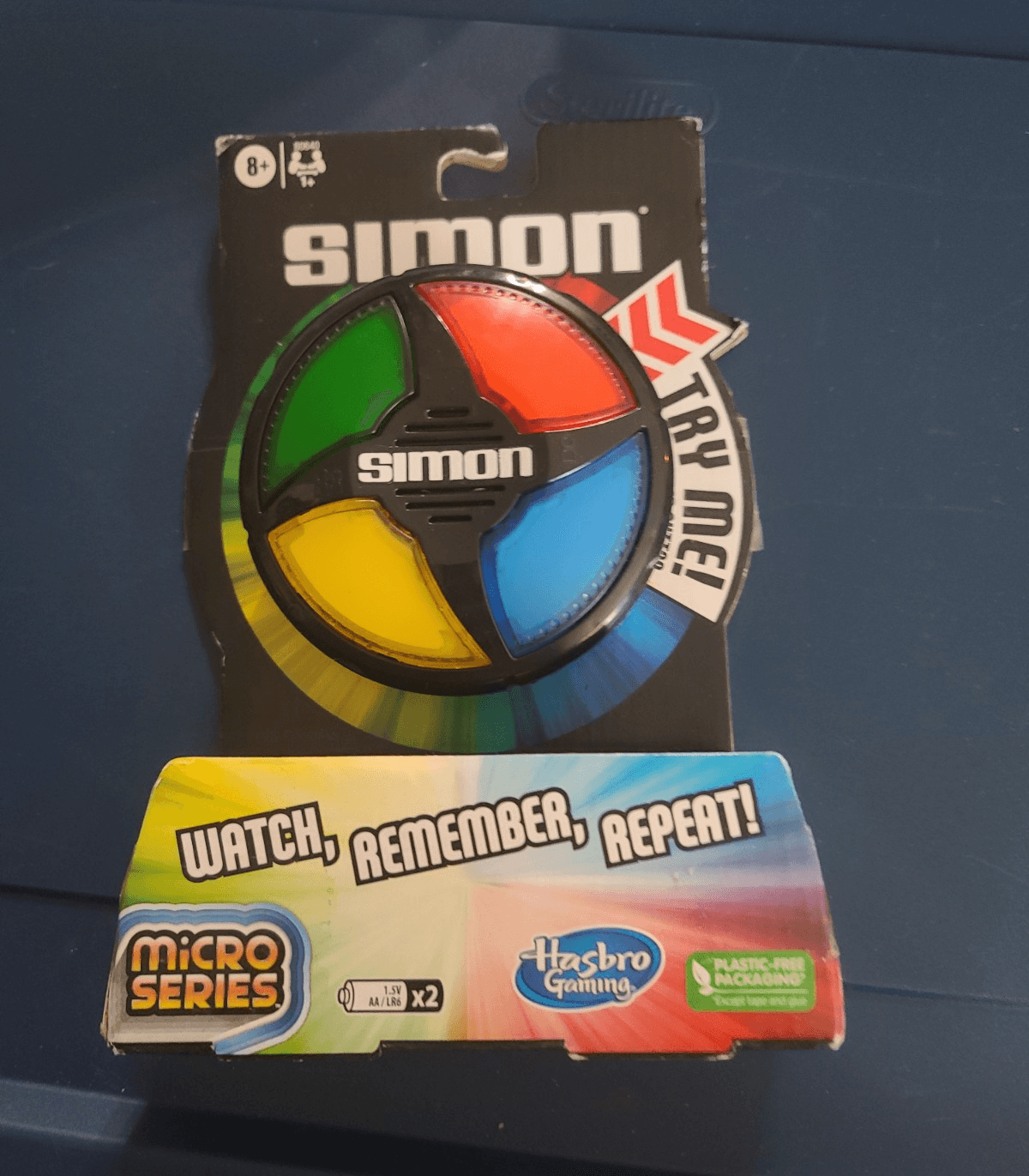 Hasbro Gaming Simon Micro Series Handheld Electronic Game Lights & Sound B0640