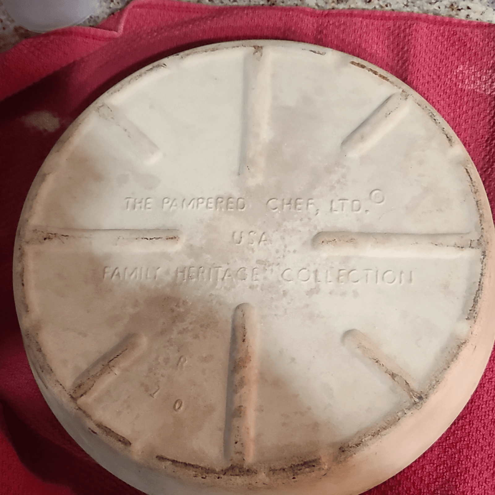 The Pampered Chef Family Heritage Collection Stoneware Round Pie Dish Beige