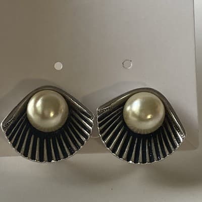 Vintage Unsigned Sarah Cov? Silvertone Clam Shell Pearl Clip On Earrings MCM