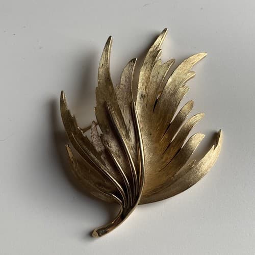 VINTAGE CROWN TRIFARI GOLD TONE LEAF BROOCH PIN CROWN MARK SIGNED EUC VTG