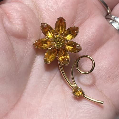 Vintage Unmarked Juliana? Prong Set Amber color Rhinestone Flower Brooch Pin