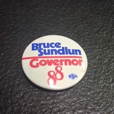 POLITICAL CAMPAIGN PIN PINBACK BUTTON BRUCE SUNDLUN GOVERNOR 88 (RHODE ISLAND)