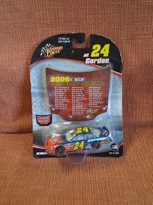 JEFF GORDON #24 DUPONT 2006 1/64 DIECAST W/ HOOD MAGNET DISPLAY