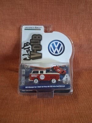 GreenLight Club V-Dub 1968 Volkswagen Double Cab Pick-Up 1920 Indian Scout