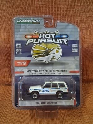 Greenlight Hot Pursuit Series 38 NYPD 1997 Jeep Cherokee