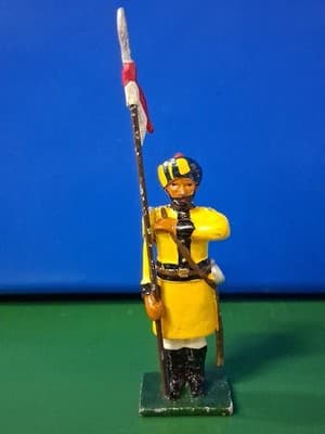 Vtg PRE WAR MADE IN UK MMM SOLDIER HAND PAINTED FIGURINE π€Ίπͺ RARE Holding Flag