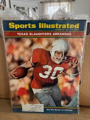 1970 Sports Illustrated TEXAS LONGHORNS beat ARKANSAS ! Steve WORSTER