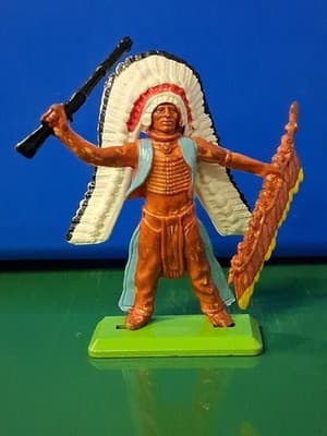 Britains LTD Deetail Wild West Indian Chief figure Gun & Spear 1971 Metal Base