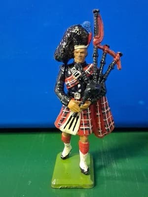 BRITAINS BLACKWATCH REGIMENTAL BAGPIPER PIPER METAL TOY SOLDIER FIGURE 1990
