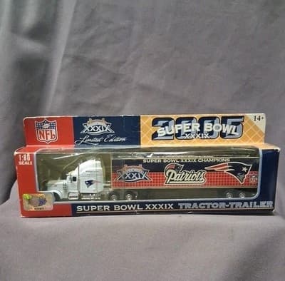 PATRIOTS SUPER BOWL XXXIX CHAMPIONS PETERBILT TRACTOR TRAILER MODEL 379/FLEER