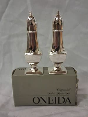 Oneida Chippendale Salt And Pepper Set Silverplate 663 6023 4-3/4" Tall Vintage