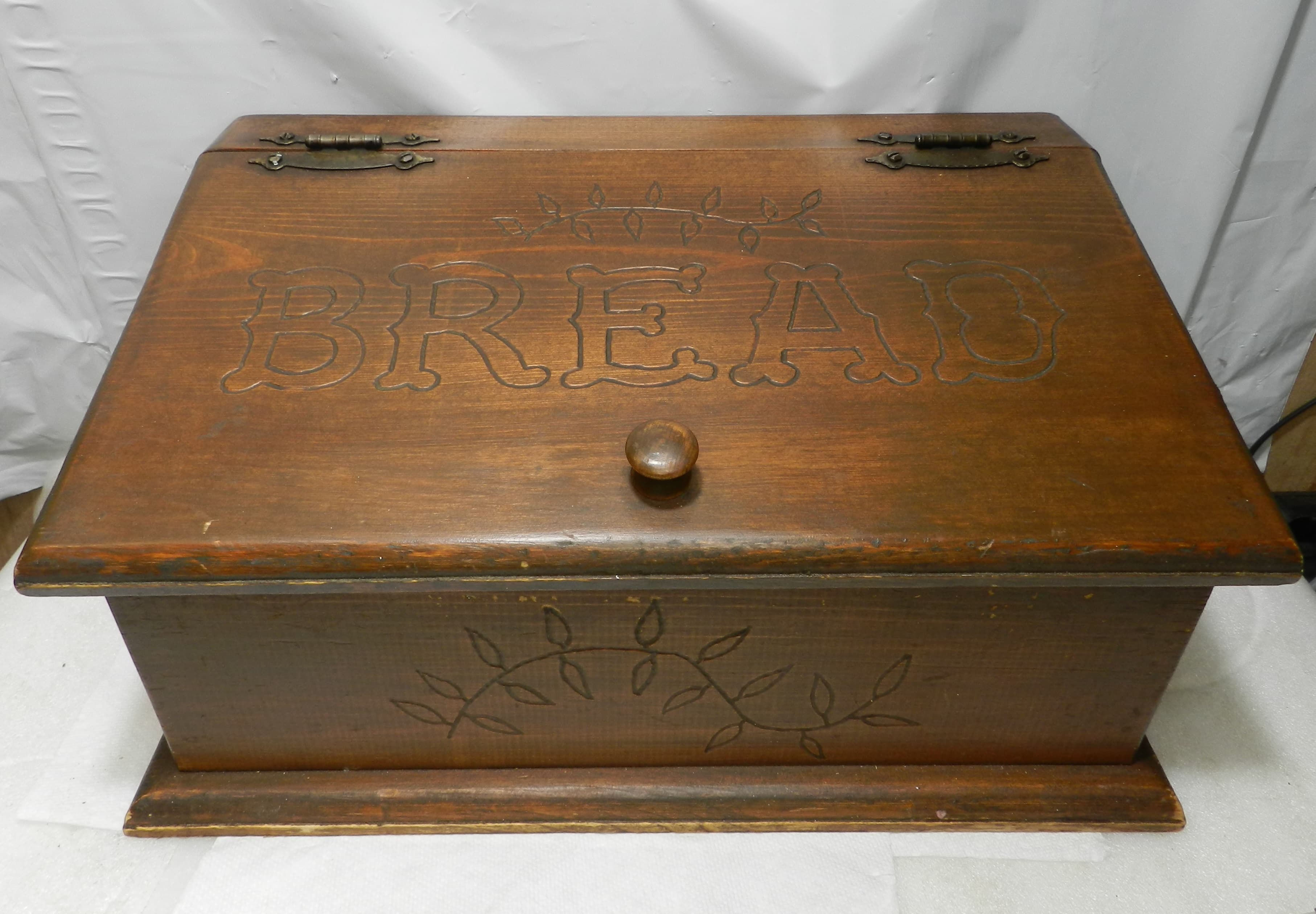 Vintage Rustic Wood Farm House Bread Box Pull Up Lid Carved Handmade N31J