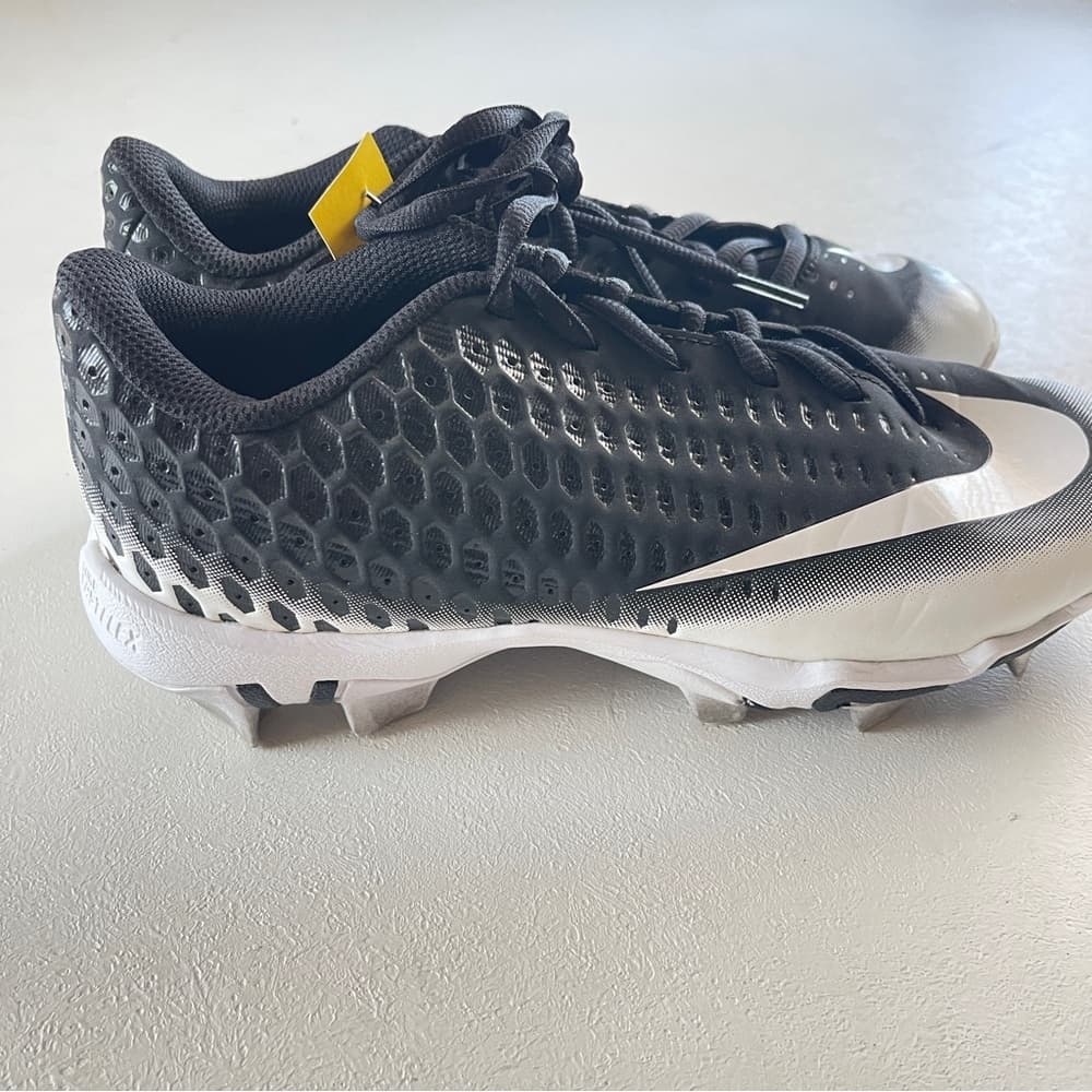 Nike Vapor Fastflex Gray and White Cleats in size 6Y