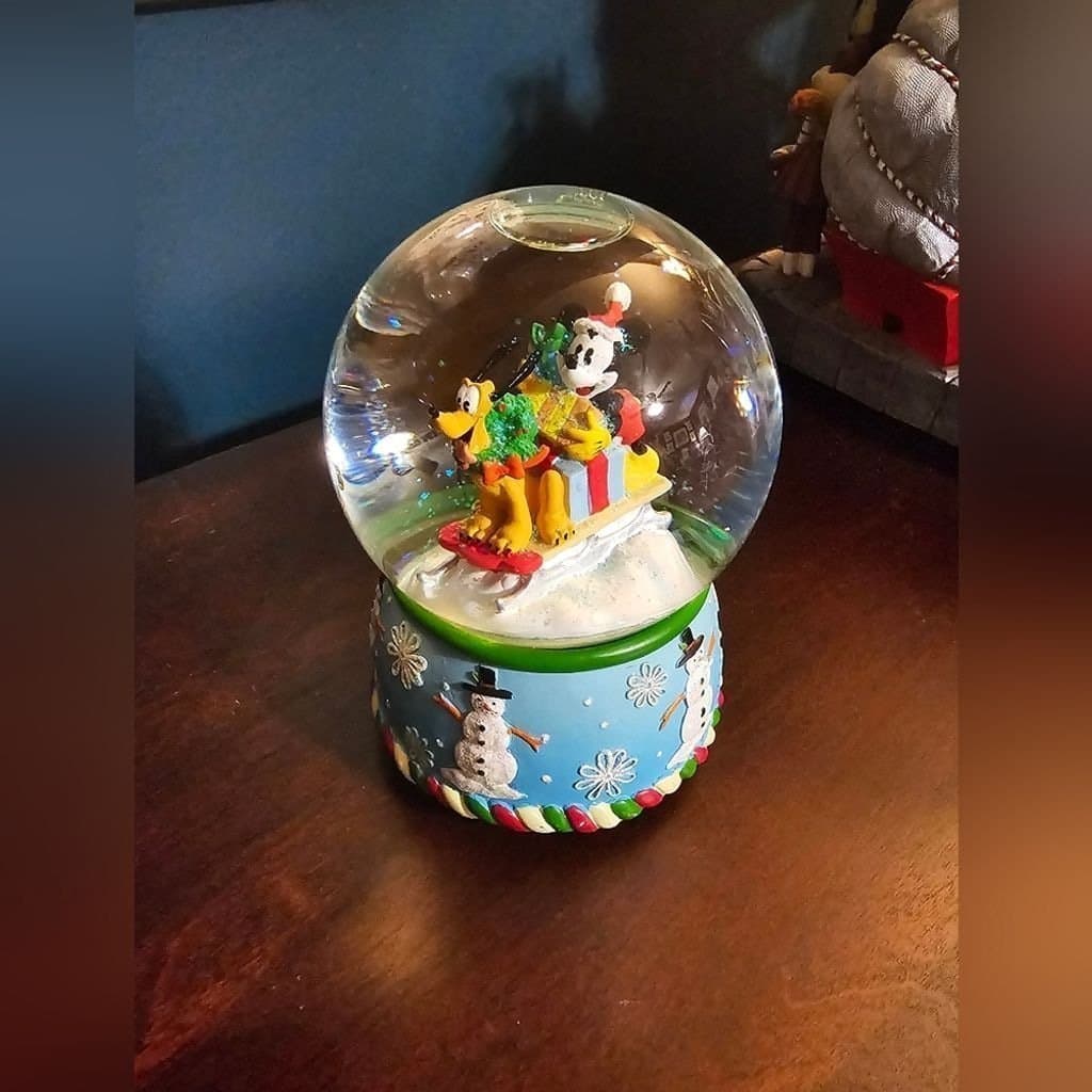 Disney Enesco Mickey Mouse Snowglobe