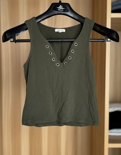 Heart & Hips Olive Green Cropped Tank Top Women's S V-Neck Grommet Excellent
