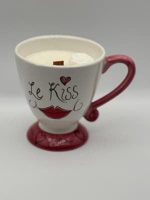 Le Kiss Pedestal Mug Soy Candle – Vanilla Essential Oils Wood Wick Handmade Cera