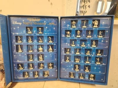 2005 DISNEY HONG KONG 42 MAGICAL MINIATURES AND STORAGE CASE 7 ELEVEN RARE