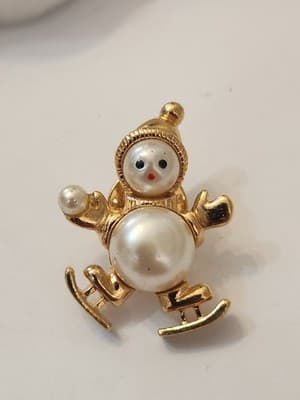 VINTAGE Avon Pearlesque Ice Skating Snowman Brooch Gold Tone Pearl Pin