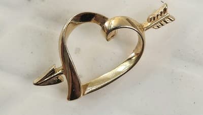 Vintage Avon Gold Tone Heart Cupid Arrow Lapel Pin Brooch Love Struck Signed