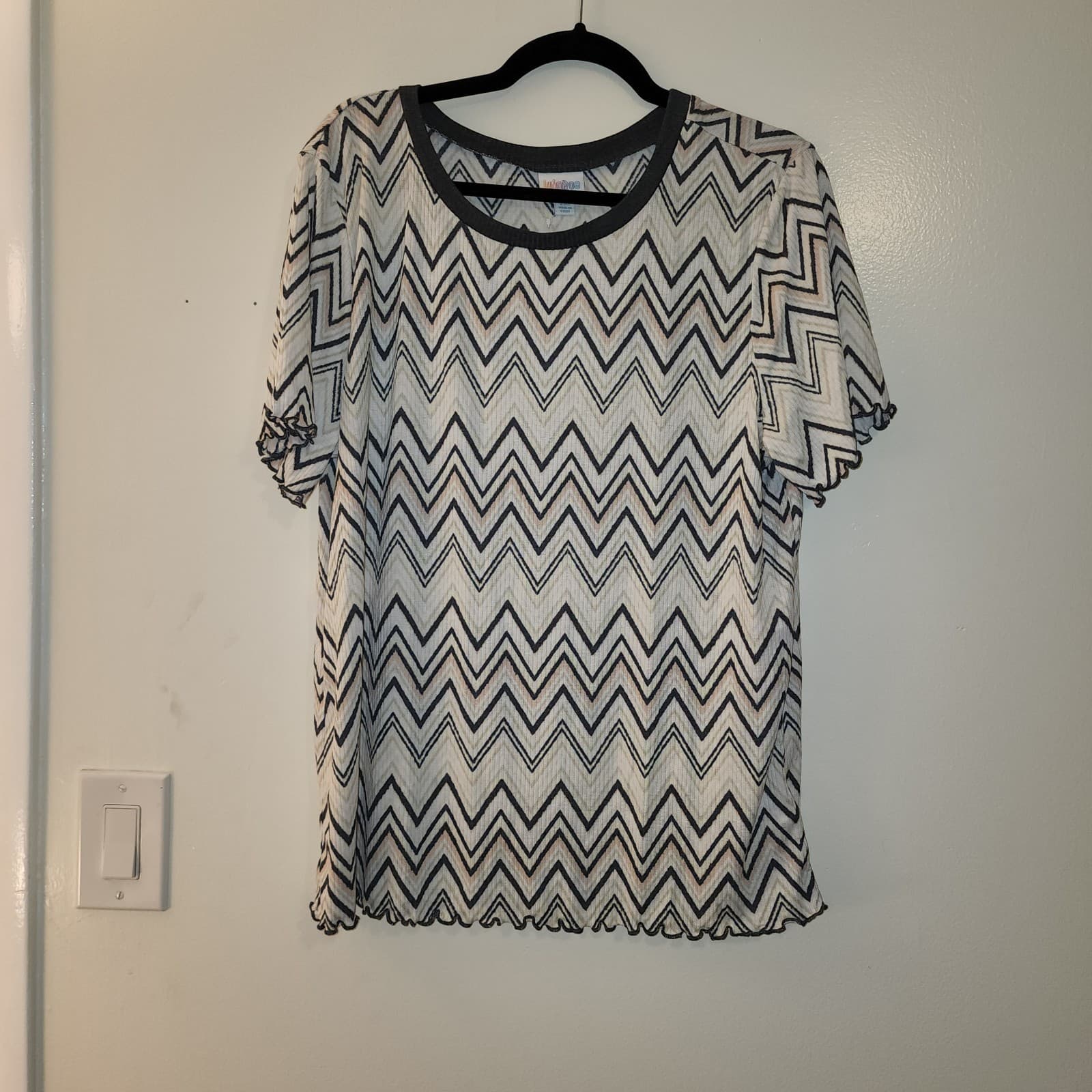 LulaRoe Kelly Crewneck Top Size 2xl Black & White Zig Zag Stripes