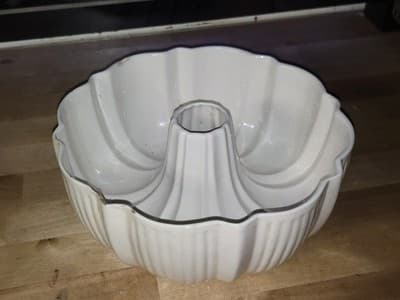 Vintage California USA Pottery #59 White Ceramic Bundt Pan 10"