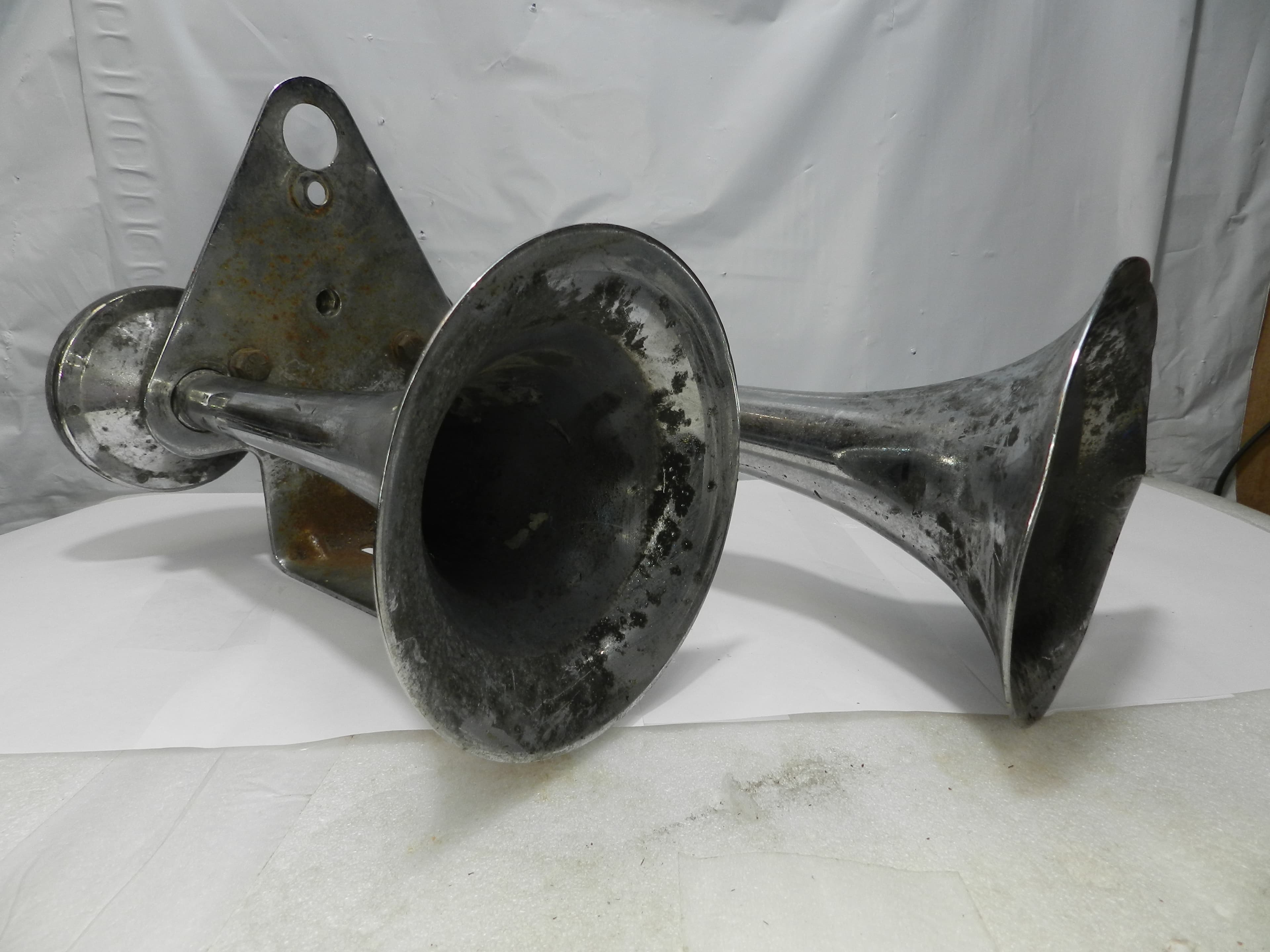 Vintage Dual Trumpet Air Horn with Mounting Bracket N93J