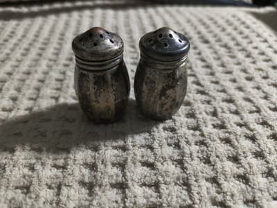 Wm. A. Rogers Silver Plated Salt & Pepper Shakers Set, Round, 2 Pieces