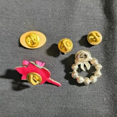 Lot of 5 Collectible Pinback Pins American Flag Floral Pearl Wreath Gold R Round