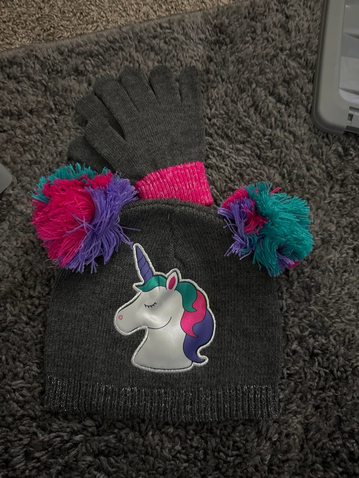 Girls knitted hat and gloves
