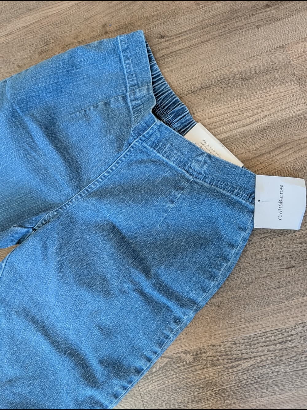 croft & barrow Light Blue Denim Capri Jeans Stretchy Waist Button Accent
