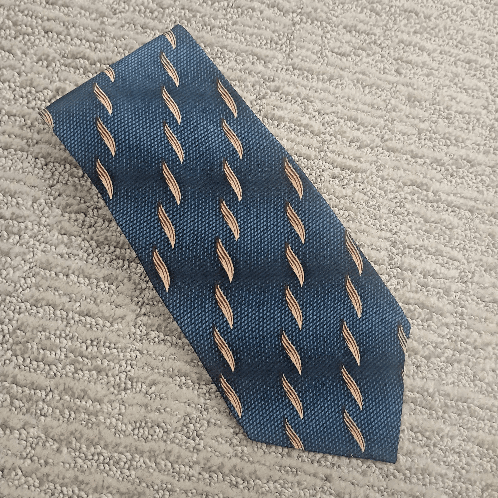 Bill Blass Black Label Blue Silk Leaf Pattern Necktie 56 " X 3.75" Executive