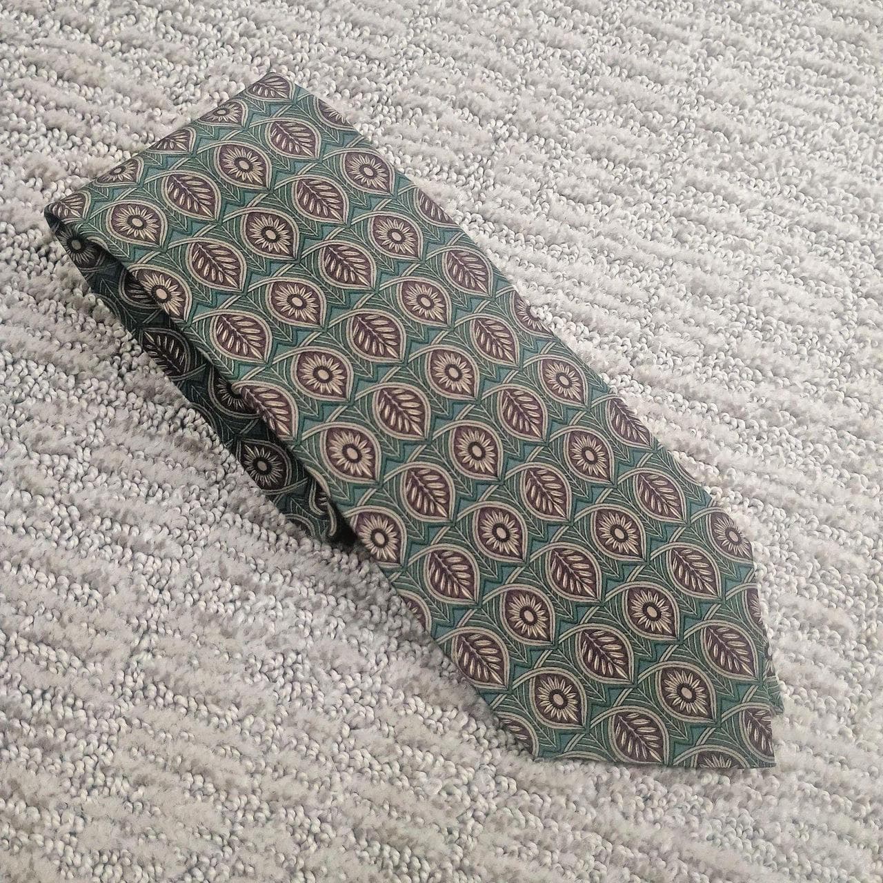 Vintage Bill Blass necktie in excellent pre-owned condition.