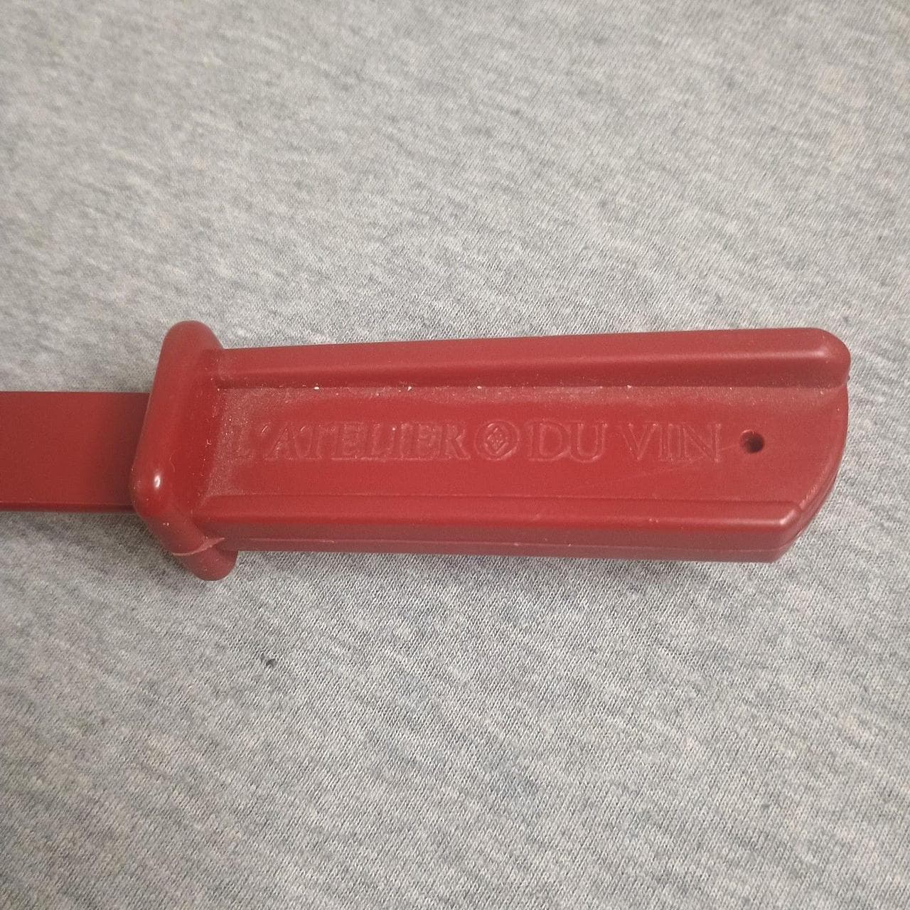 The Vintage L'atelier Du Vin Handheld Corking Press Tool is a stylish and practical addition to any barware collection. Made of lightweight aluminum, this bottle stopper features a handle for easy use.