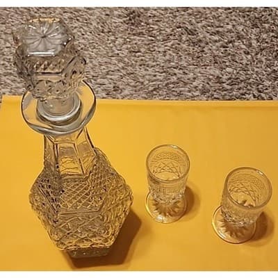 Anchor Hocking Wexford Decanter with Stopper and 2 Claret Wine Glasses Set