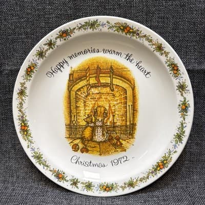 Holly Hobbie 1972 Christmas Plate Happy Memories Warm The Heart Fireplace Toys