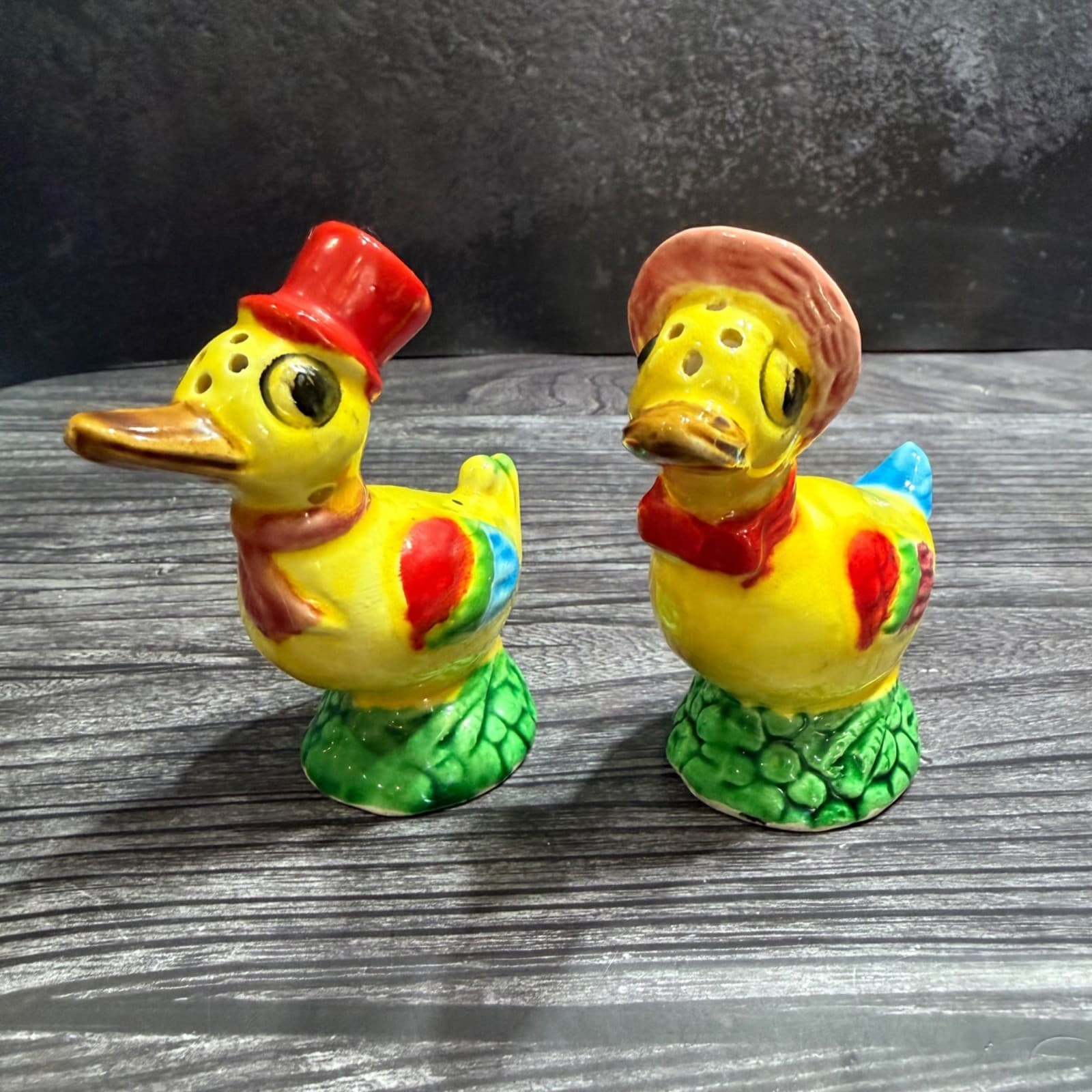 VTG Anthropomorphic Hand-Painted Ducks in Hats Salt & Pepper Shakers