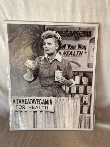 I LOVE LUCY 8X10 PHOTO TV PICTURE LUCILLE BALL VITAMEATAVEGAMIN Fuji photoPaper
