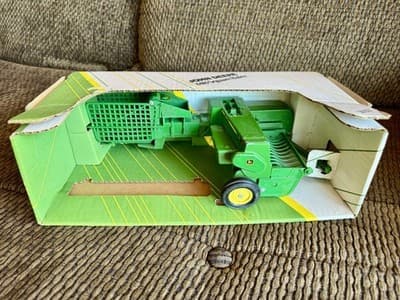 Vintage ERTL John Deere 348 SQUARE BALER 1995 - 1/16 SCALE #5911 Farm Equipment