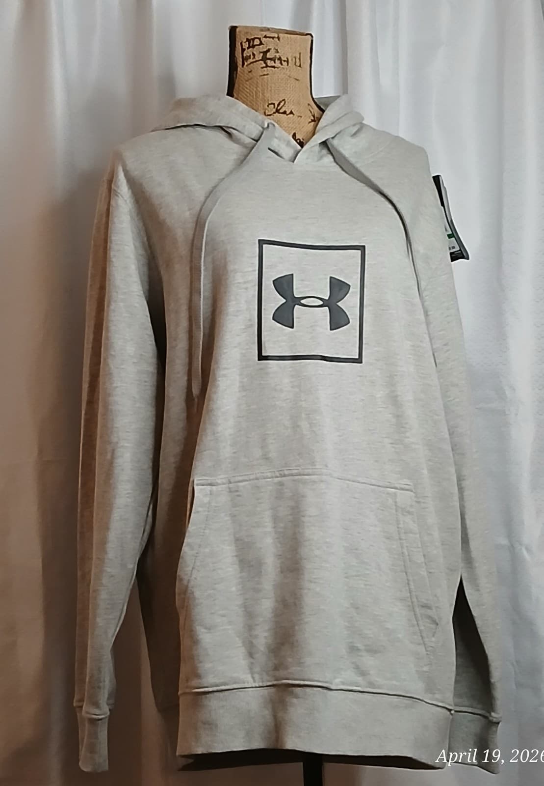 Under Armor men's lg Heather Gray long-sleeved hoodie NWT